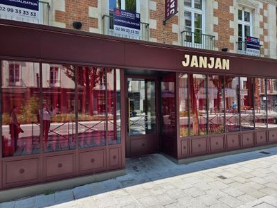 un bâtiment doté d'une vitrine et d'une enseigne sur la façade