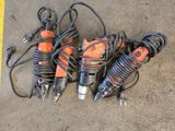 Plusieurs outils électriques sont disposés les uns à côté des autres sur le sol.