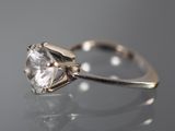 gros plan d'une bague en diamant sur une surface réfléchissante
