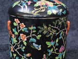 une image représentant une boîte noire ornée de fleurs et d'oiseaux