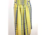 un mannequin portant une jupe rayée jaune et bleue