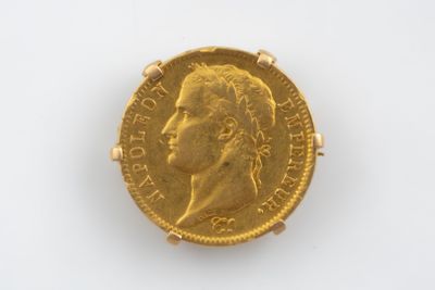 gros plan d'une pièce d'or sur une surface blanche