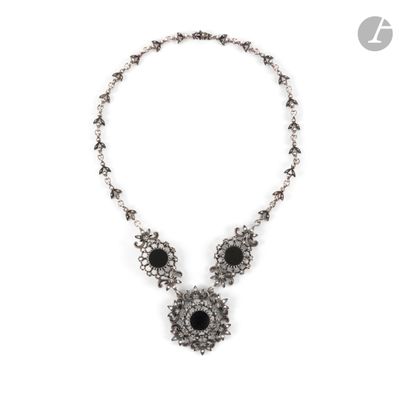 gros plan d'un collier sur fond blanc