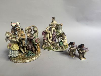 trois figurines en porcelaine représentant des personnages et des animaux, posées sur un fond blanc