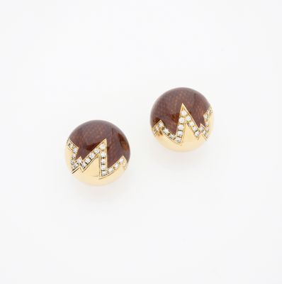 une paire de boucles d'oreilles en or et en bois, serties de diamants