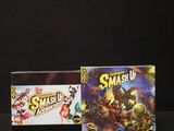 Il y a deux jeux sur la table : l'un s'appelle « Smash-up » et l'autre s'appelle « Smash-up ».