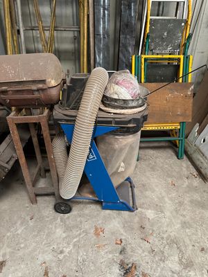 une photo d'un dépoussiéreur dans un garage