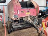 un tracteur garé sur un terrain en terre battue