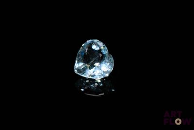 gros plan d'un diamant bleu sur une surface noire