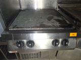 une photo d'une cuisinière à gaz professionnelle dans une cuisine professionnelle