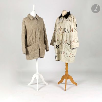 deux mannequins se tiennent l'un à côté de l'autre sur un fond blanc