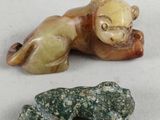 deux petites figurines posées sur une table