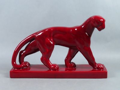 statue d'un lion rouge sur un socle rouge
