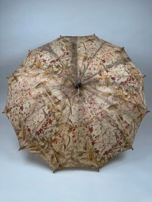 un parapluie ouvert orné d'un motif floral