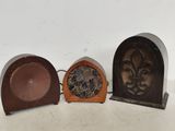 trois types d'horloges posées sur une surface blanche