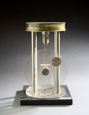 une horloge posée sur une table