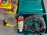 une boîte d'outils posée sur une table
