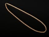un collier en or avec une chaîne sur fond noir