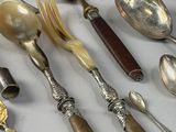 many spoons and spoon spoons sitting on a table