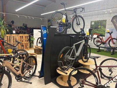 Grand présentoir droit à vélos à dosseret double sur plinthe…