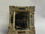 un petit miroir posé sur une table