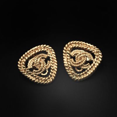 une paire de boucles d'oreilles en or en forme de corde torsadée