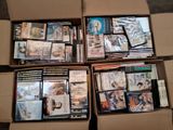 Plusieurs boîtes de DVD sont empilées les unes sur les autres.