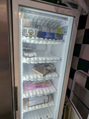 un réfrigérateur ouvert contenant des œufs, dans une cuisine