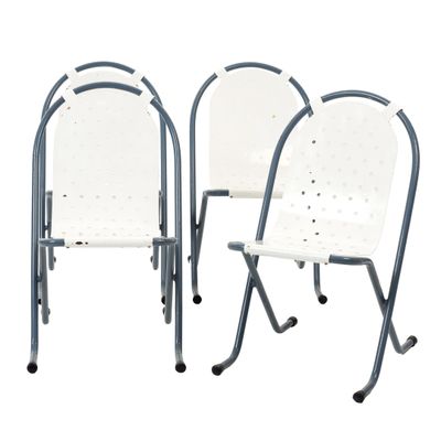 trois chaises blanches à roulettes sont alignées les unes à côté des autres