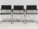 lot de quatre chaises « cantilever » en chrome et cuir noir