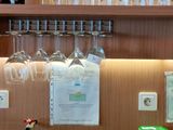 un micro-ondes et un mixeur posés sur le plan de travail d'une cuisine