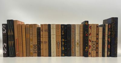 beaucoup de livres alignés sur une table