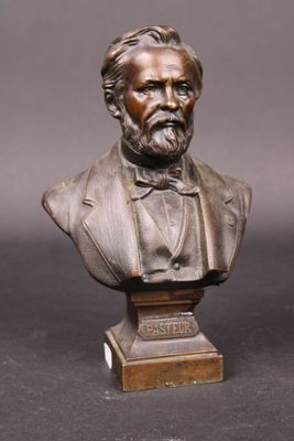 buste en bronze représentant un homme en smoking et nœud papillon