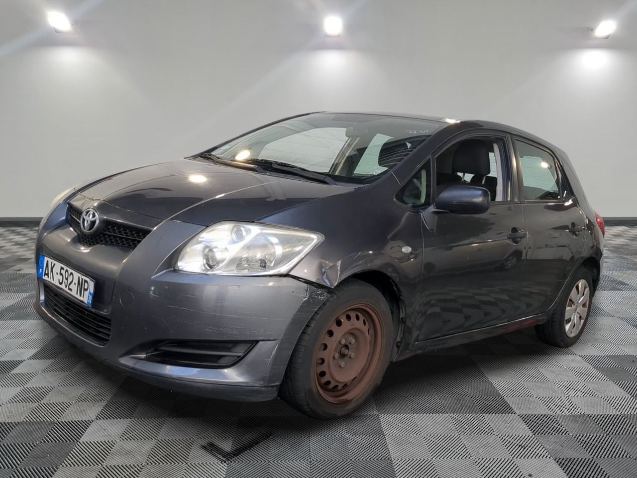TOYOTA - AURIS 90 D-4D - GO - Mise en service: 14/04/2008 - Ouverture capot a contrôler Batterie faible ou hors servi...