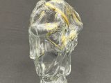 une image représentant une figurine en verre représentant un homme coiffé d'un chapeau