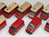tout un tas de petites voitures rouges alignées les unes à côté des autres
