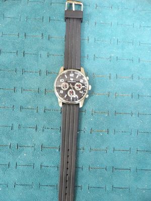 une montre posée sur un tapis bleu