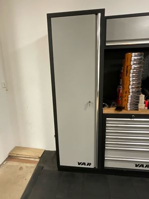 une photo d'un garage avec une armoire à outils et une boîte à outils