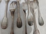 cinq fourchettes et six cuillères posées sur une table