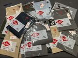 une pile de vêtements posée sur une table