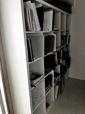 une étagère contenant beaucoup de livres