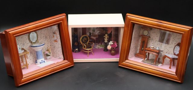 Diorama. Lot de 3 compositions miniatures, dans une vitrine en bo...