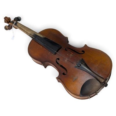 un vieux violon sur fond blanc avec un fond blanc