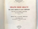 un livre ouvert posé sur une table, avec une étiquette de prix dessus