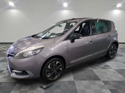 la photo d'une voiture grise garée dans un garage