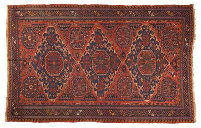 un ancien tapis persan à motifs rouges et bleus