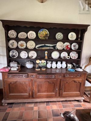 Buffet vaisselier Ouvrant à trois portes et trois tiroirs.