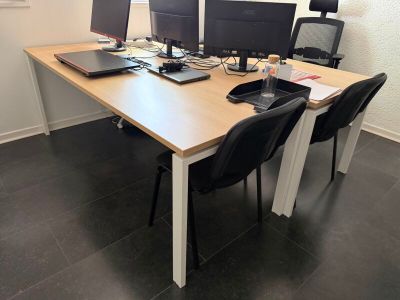 un bureau sur lequel se trouvent deux écrans d'ordinateur et un ordinateur portable