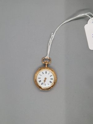 une petite montre de poche en or à laquelle est attachée une étiquette