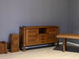une photo d'un salon avec une télévision et une table